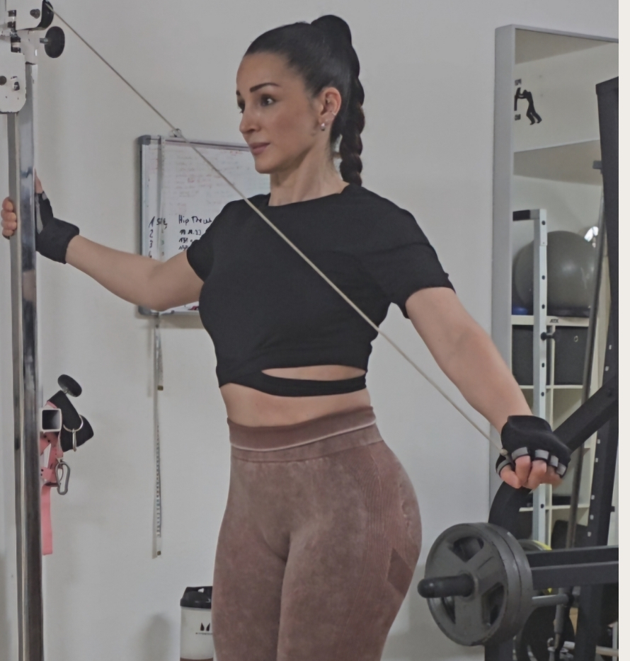 Frau mit Hanteln und geöffneter Blume – Symbol für Stärke und Balance