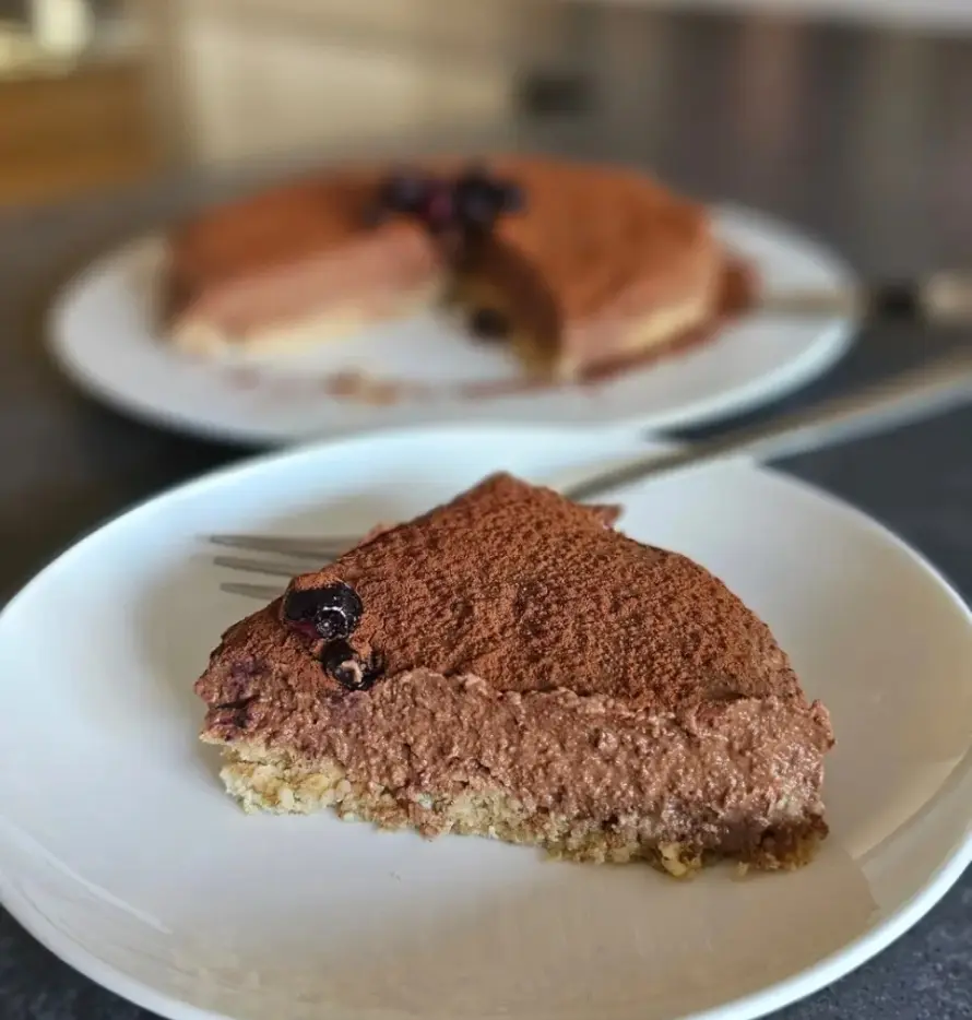 No-Bake Schoko-Apfel-Kuchen vegan glutenfrei auf heller Oberfläche