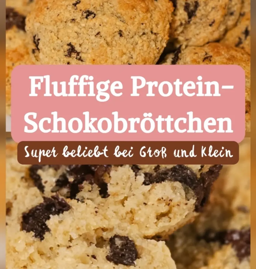 Fluffige glutenfreie Protein-Schokobrötchen frisch gebacken in einer hellen Küche