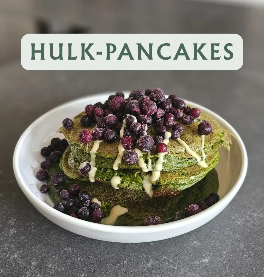 Grüne Hulk-Pancakes aus Banane, Hafermehl und Babyspinat, proteinreich und glutenfrei