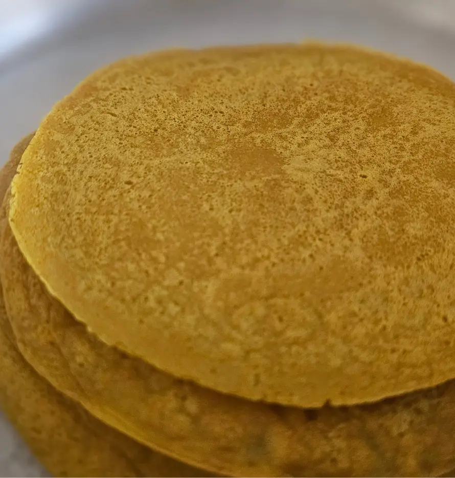 Quinoa-Kurkuma-Fitness-Tortillas auf einem Teller, gesunde Wrap-Alternative