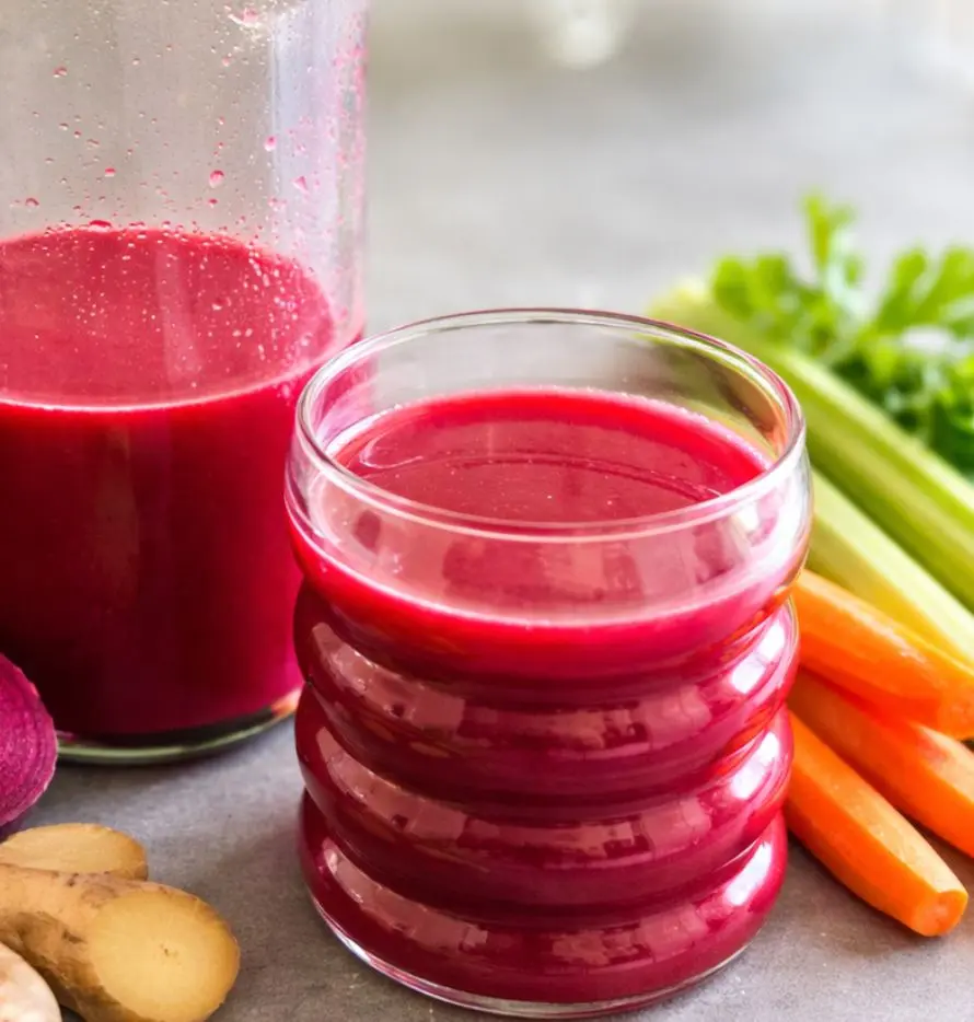 Frischer Gemüsesaft aus roter Beete, Karotten, Sellerie und Ingwer