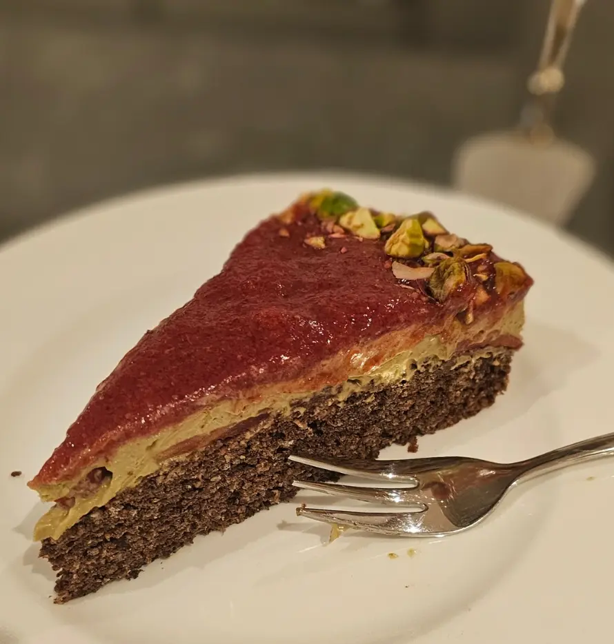 Schoko Pistazien Erdbeer Kuchen, gesunder Kuchen ohne Zucker, hormonfreundlich